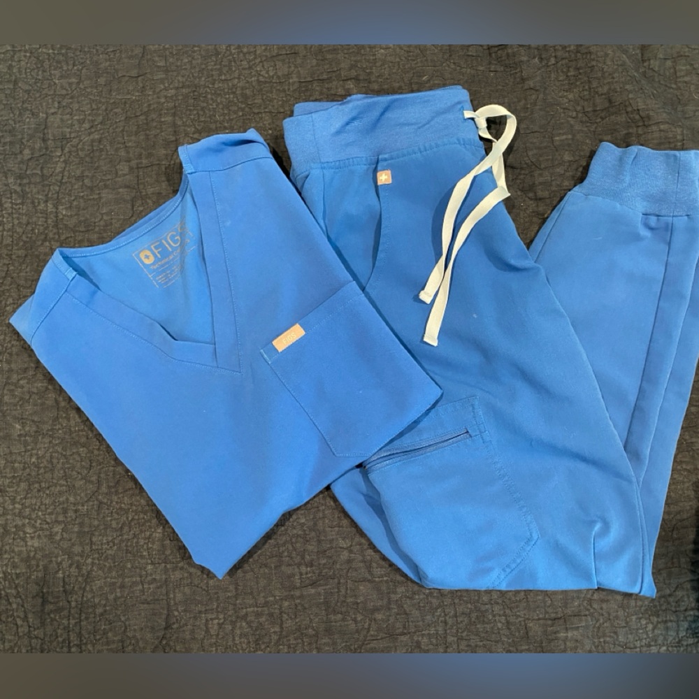 FIGS women’s scrub set